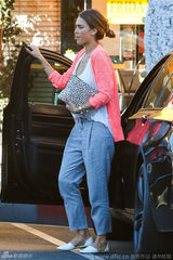 组图：阿尔芭携俩千金出街 小女海雯呆萌抱娃娃