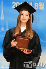 组图：少女时代徐贤出席毕业礼美翻 被授功劳奖