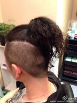 组图：奶茶千金蒋瑶嘉身家30亿 板寸短发个性足