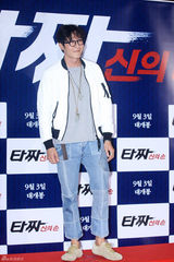 独家：崔丹尼尔宣传新片戴眼镜似哈利波特