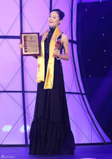 组图：江一燕冷黑长裙抢镜 夺华鼎奖献唱主题曲