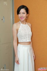 组图：唐诗咏助阵港姐决赛 吊带白裙大秀美背