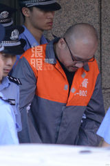 组图：李代沫出庭低头面容沉重 频频抠鼻锁眉头