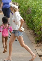 组图：艾玛-罗伯茨比基尼秀美腿 尽显夏日风情