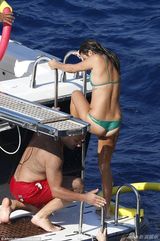 组图：丽娅米雪儿走出情伤 与新欢戏水激吻发福