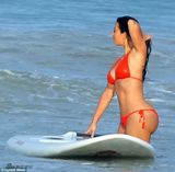 组图：卡戴珊穿比基尼划船 尺寸太小难掩肥臀