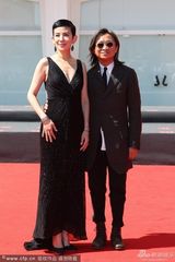 组图：吴君如黑色深V礼服 牵手陈可辛恩爱