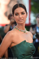 组图：威尼斯开幕 评委裘帕-拉希莉墨绿色礼服