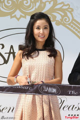 组图：林心如不认爱杨一展 称搂腰是角度问题