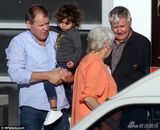 组图：米兰达一家享受秋色 小弗林调皮可爱