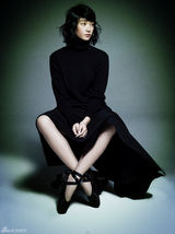 组图：沈佳妮庆生拍时尚大片 黑衣风格有腔调