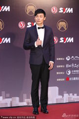 组图：大热黑马李荣浩红毯帅气 竖大拇指自信