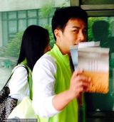 组图：刘恺威杨幂现身慈善活动 见被拍忙遮面