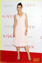 组图：斯威夫特红裙美艳 前汤嫂变身希腊女神