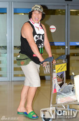 组图：SJ强仁f(x)宋茜返韩 笑颜灿烂心情好