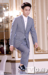 组图：BTOB星材A pink初珑牵手出席发布会