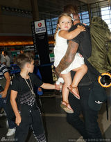 组图：小贝受伤仍单手抱女 小七害羞捂脸萌翻