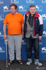 组图：竞赛片《寒枝雀静》发布会 男星拄拐现身