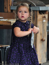 组图：布鲁克林带妹妹买饼干 小七穿蓬蓬裙可爱