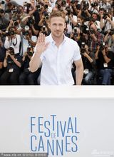 组图：《迷河》高斯林首执导筒 克里斯蒂娜灿笑