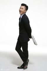 组图：王中磊李小鹏两家游杭州 吴尊探班侯佩岑