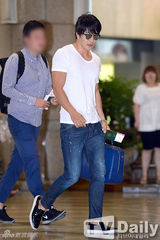 组图：权相佑白T牛仔现身 胡茬突显男人本色