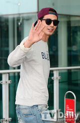 组图：赵寅成变休闲潮男 帽子反戴胡茬有点帅