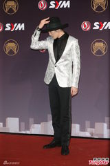 组图：萧敬腾复古宽檐帽 静若凤飞飞动如MJ