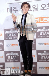 组图：韩团B1A4开节目发布会 带你去旅游