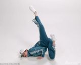 组图：海瑟薇与暮光女变汉子 贴八字胡滑稽搞笑