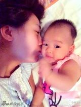 组图：聂远爱妻晒女儿萌照 吐舌盯镜头目不转睛