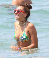 组图：神发育！麦当娜17岁女比基尼秀圆挺酥胸