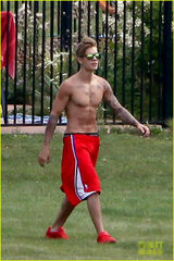 组图：比伯半裸打高尔夫 赛琳娜穿比基尼献拥抱