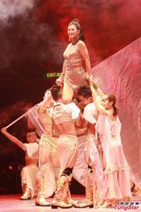 组图：叶倩文一家三口合唱 林青霞素颜到场欣赏