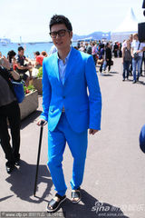 组图：冯绍峰带伤拄拐似绅士 悠闲坐观光车逛沙滩