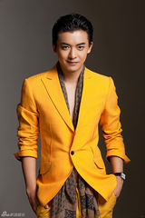 组图：李佳航新春写真 橘色西装温暖贺岁