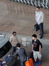 组图：陈凯歌陈红回京走VIP通道 儿子比母亲高