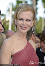 组图：妮可戛纳走秀风情露背 真空激凸艳光四射