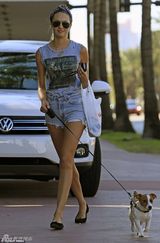 组图：超模坎蒂斯热裤街拍 美腿当床宠爱犬