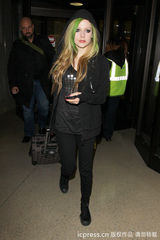 组图：艾薇儿“彩发”粉色变绿色 延续摇滚风格