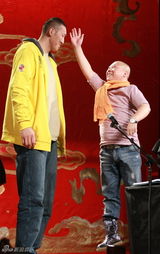 组图：增爱基金答谢相声晚会 汪小菲捧场郭德纲