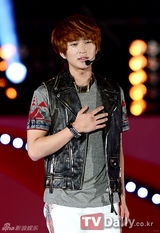 组图：韩团Kara SHINee与BoA等热唱韩流演唱会