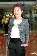 幻灯图：杨千嬅为慈善活动筹款 坦言与老公甜蜜