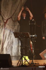 高清组图：陈奕迅香港开唱 靠唱功长裤T恤也疯狂