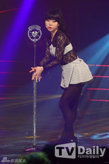 组图：CNBLUE回归《Show Champion》捧奖杯