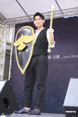 组图：杨宗纬歌迷送养声妙方 不怕与萧敬腾比较