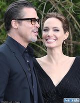 组图：皮特朱莉情侣装恩爱亮相 牵手深情对望