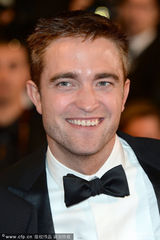 组图：《沙海漂流人》首映 希尔顿蓬蓬裙扮少女