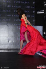 组图：白歆惠自掀长裙露大腿 动作忘我尺度大