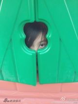 组图：黄磊老婆孙莉晒闺女娇羞照 多多大眼灵动